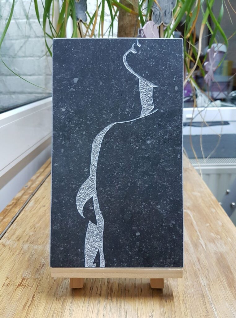 Nu - Gravure sur pierre bleue, finition piqueté fin et poli noir mat. Photo originale - Vela